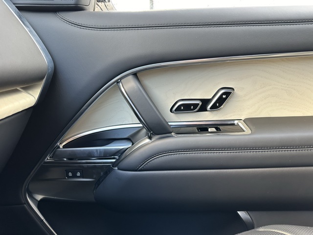 2025 Land Rover Range Rover SV photo 24