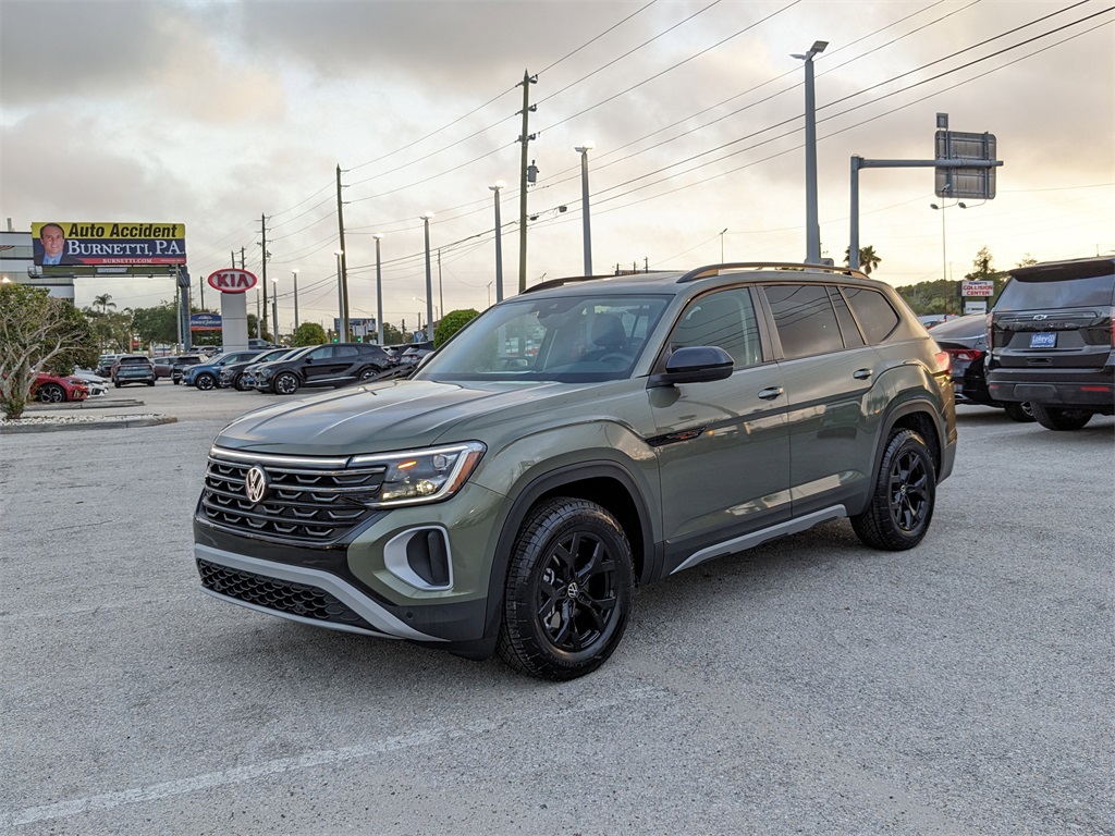 2025 Volkswagen Atlas Peak Edition SE photo 2