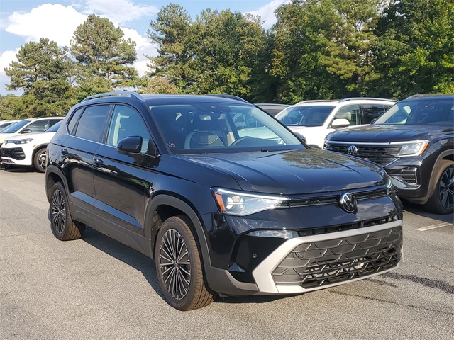 2025 Volkswagen Taos SE photo 3