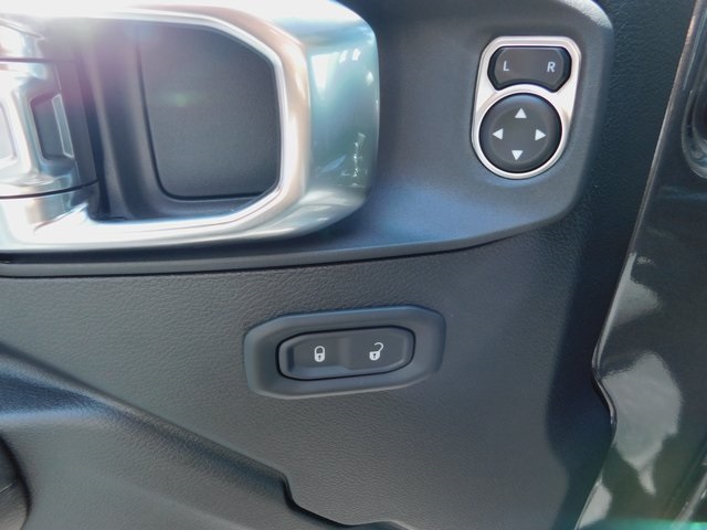 2025 Jeep Wrangler Rubicon photo 18
