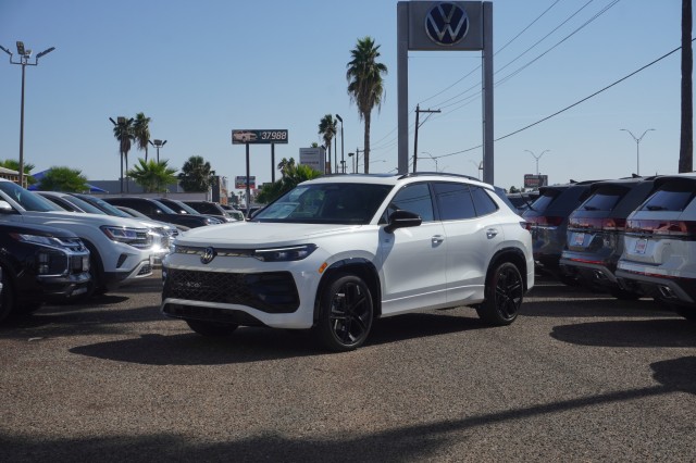 2026 Volkswagen Tiguan SE R-LINE BLACK's photo