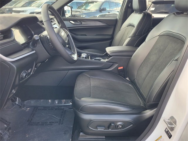 2025 Jeep Grand Cherokee Altitude photo 3