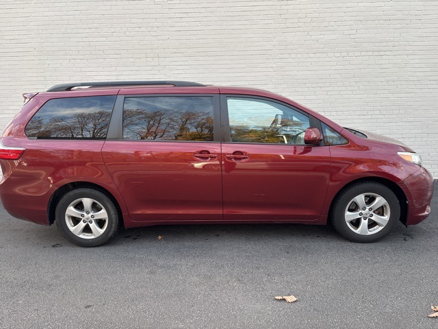 2017 Toyota Sienna L photo 2