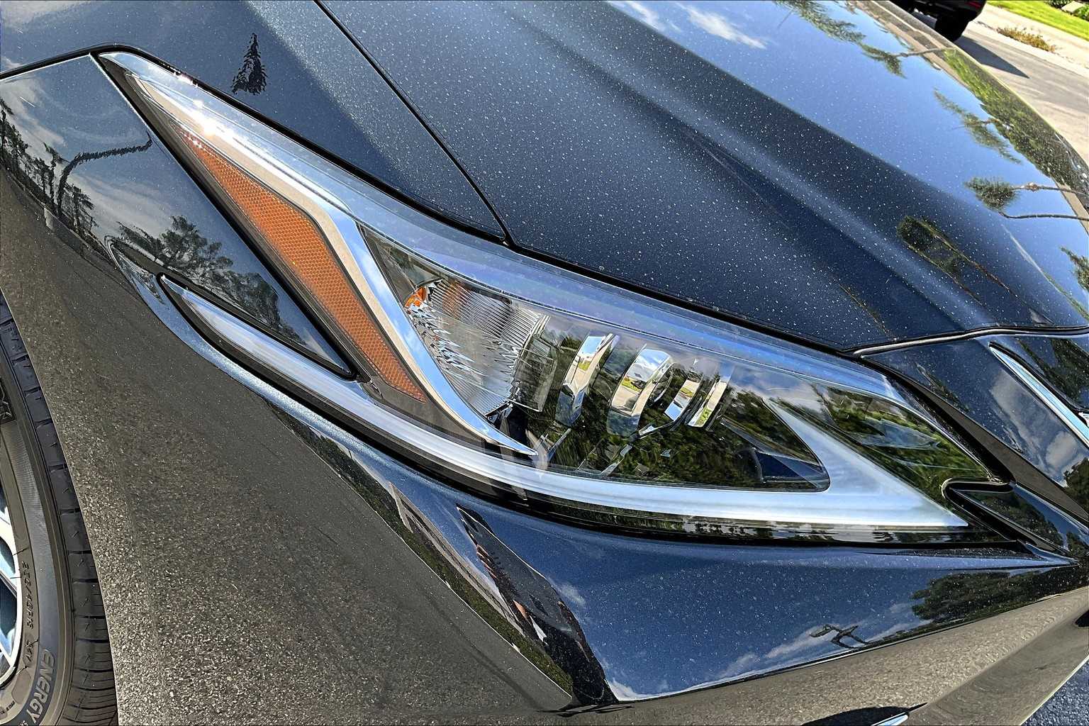 2025 Lexus ES 300h photo 19