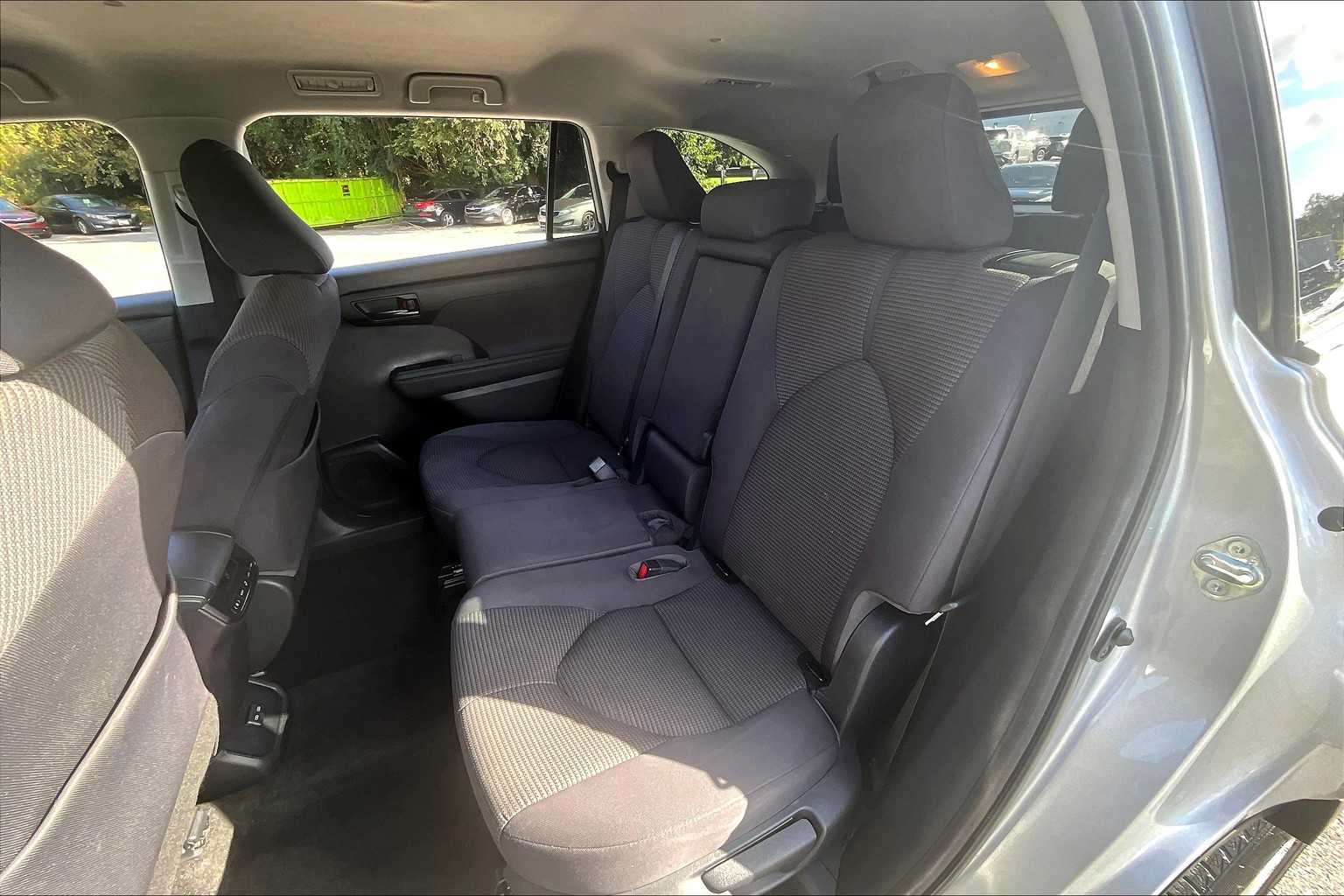 2023 Toyota Highlander LE photo 18