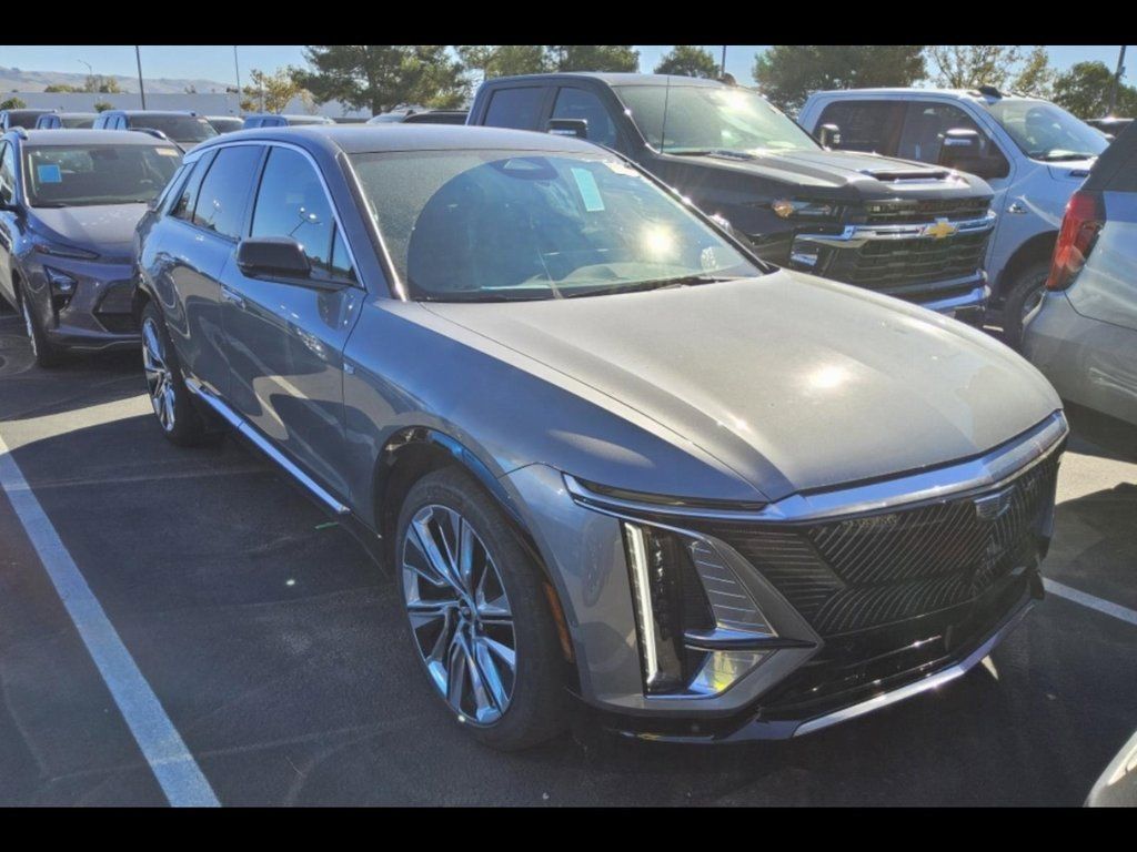 2023 Cadillac Lyriq Luxury photo 2