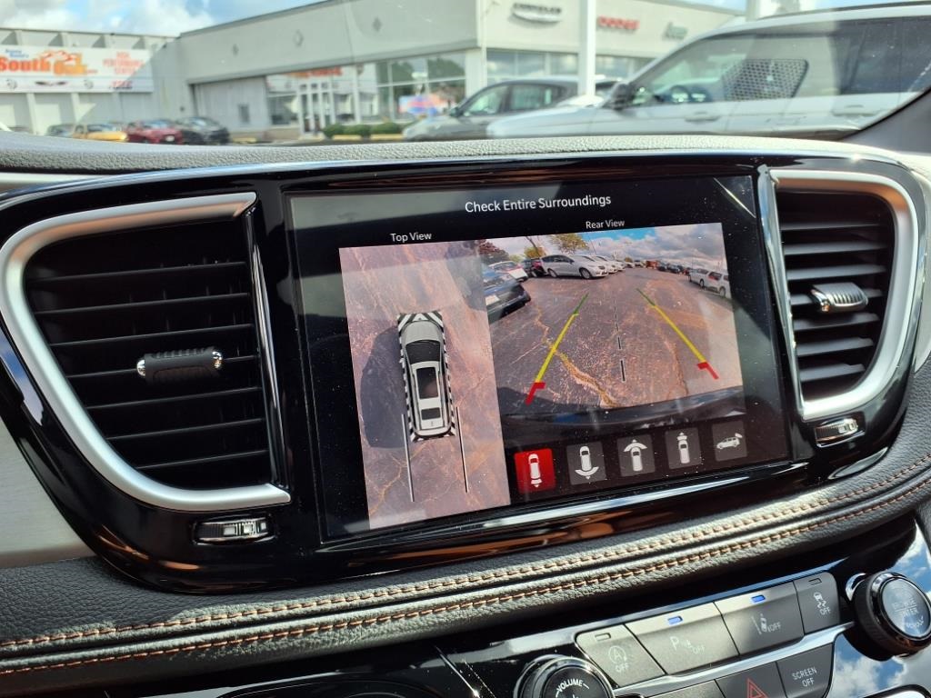 2026 Chrysler Pacifica Pinnacle photo 19