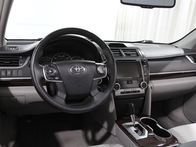 2014 Toyota Camry XLE V6 photo 6