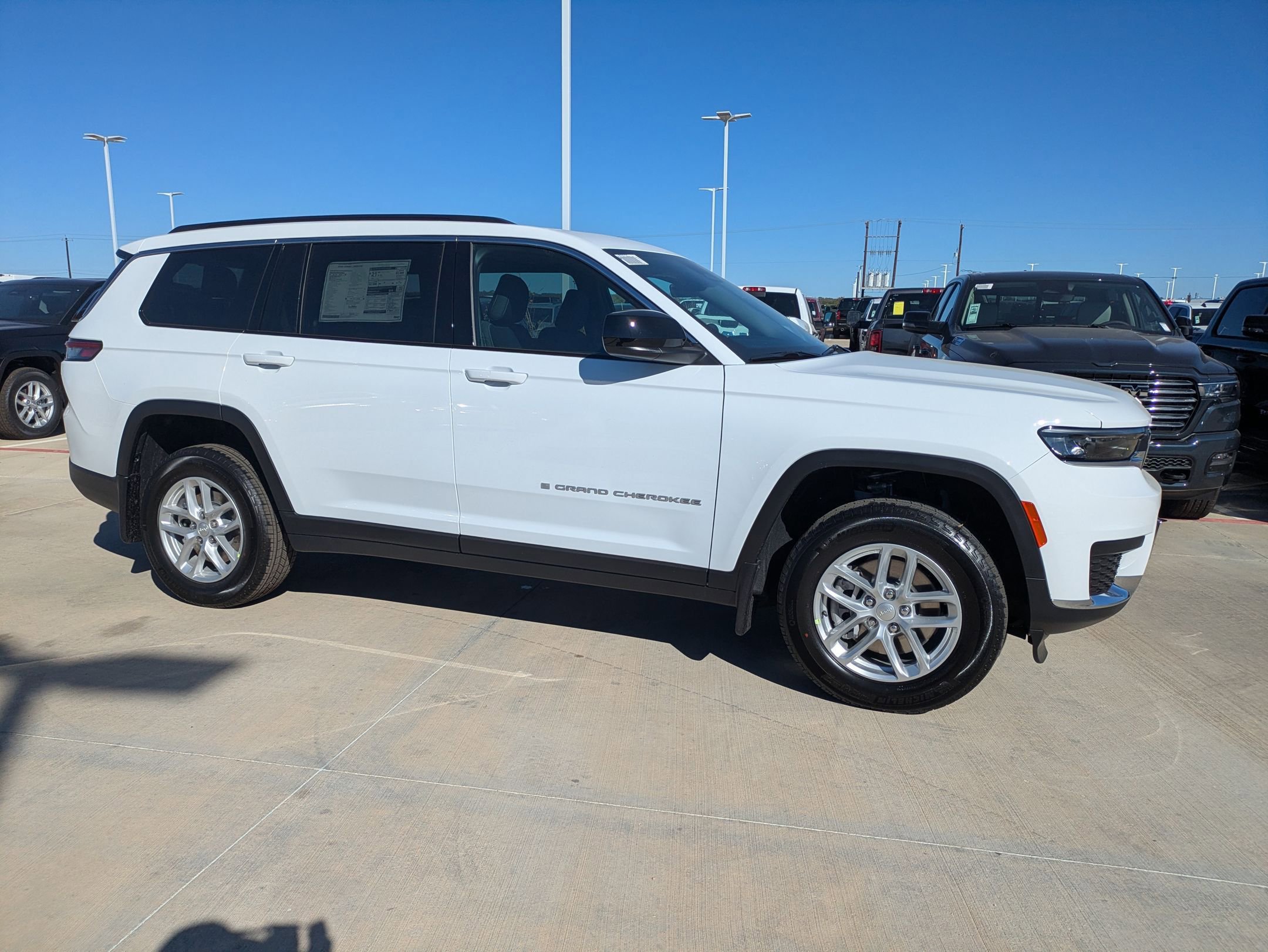 2025 Jeep Grand Cherokee Laredo X photo 2