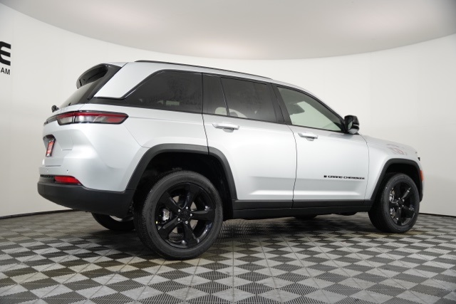 2025 Jeep Grand Cherokee Altitude photo 29