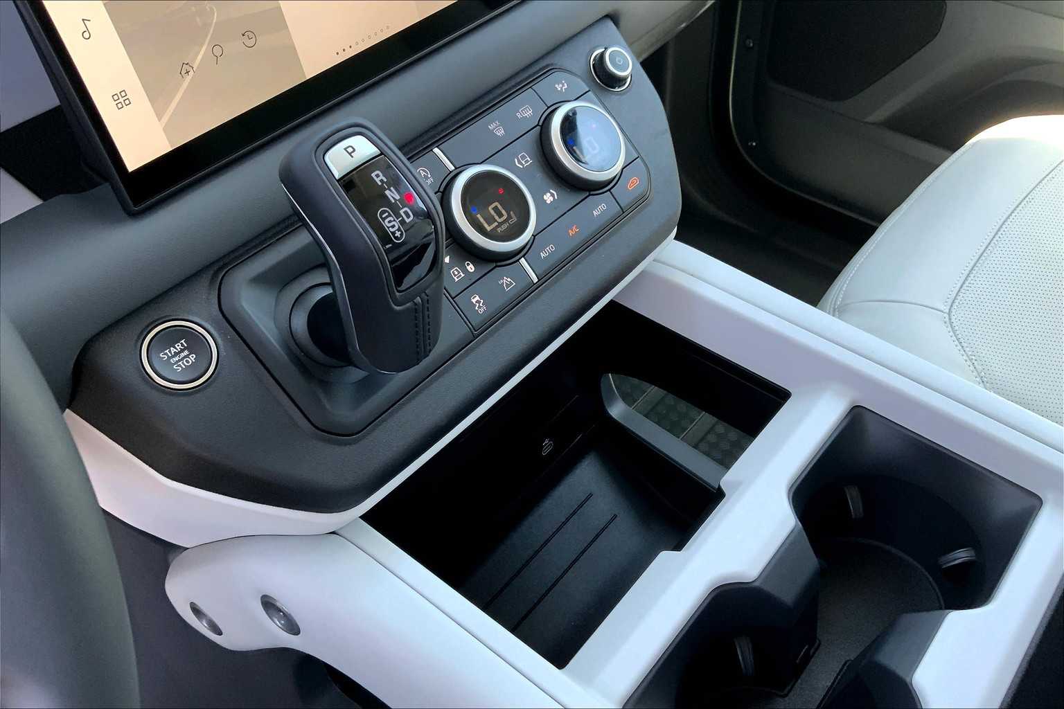 2025 Land Rover Defender 110 S photo 7