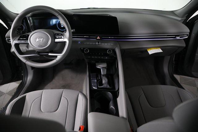 2025 Hyundai Elantra SEL Convenience photo 18