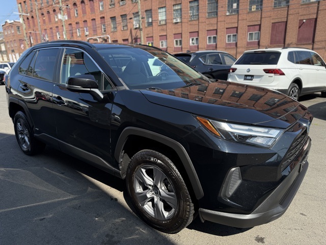 2022 Toyota RAV4 Hybrid XLE photo 3