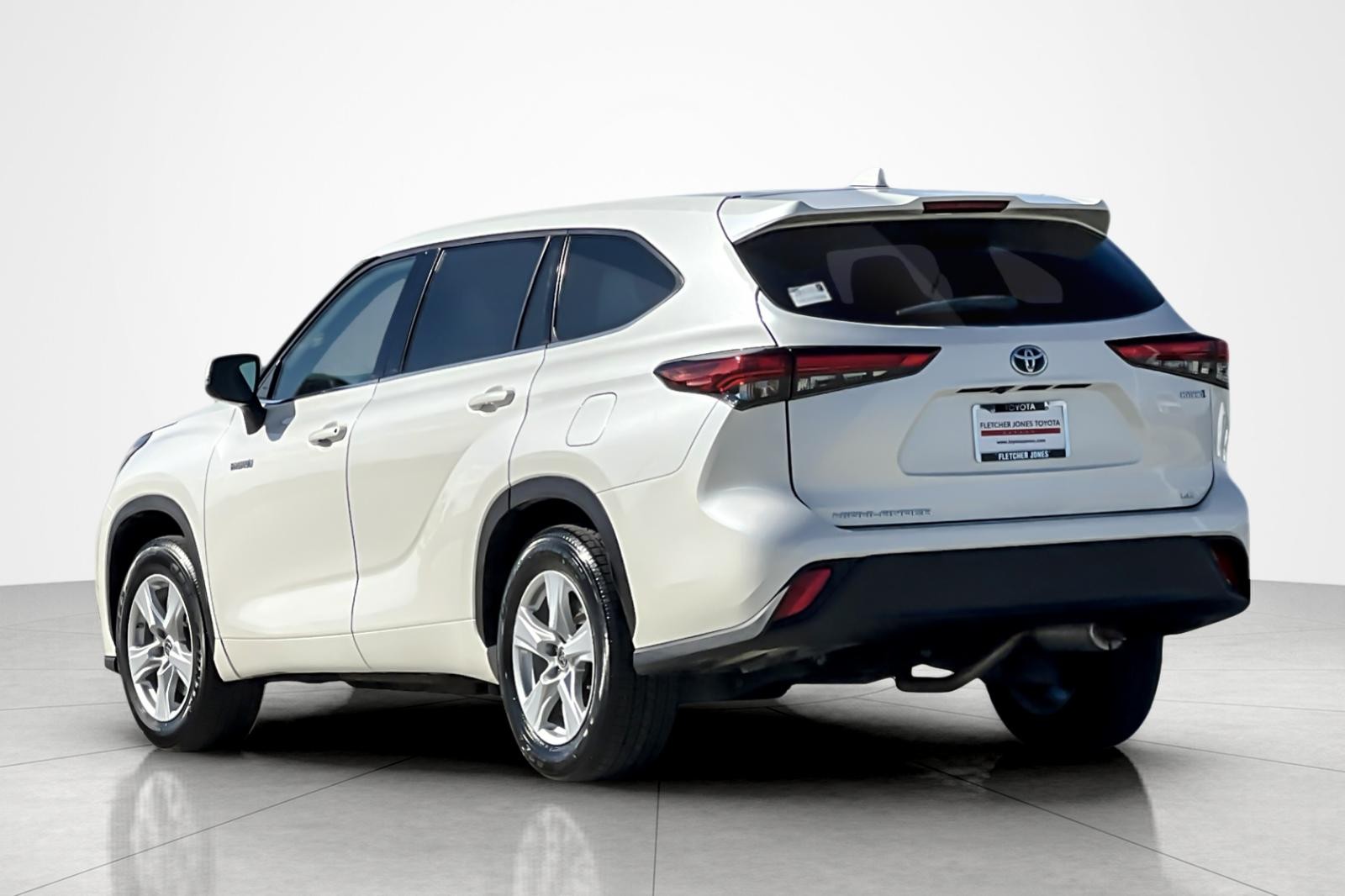 2021 Toyota Highlander Hybrid LE photo 3