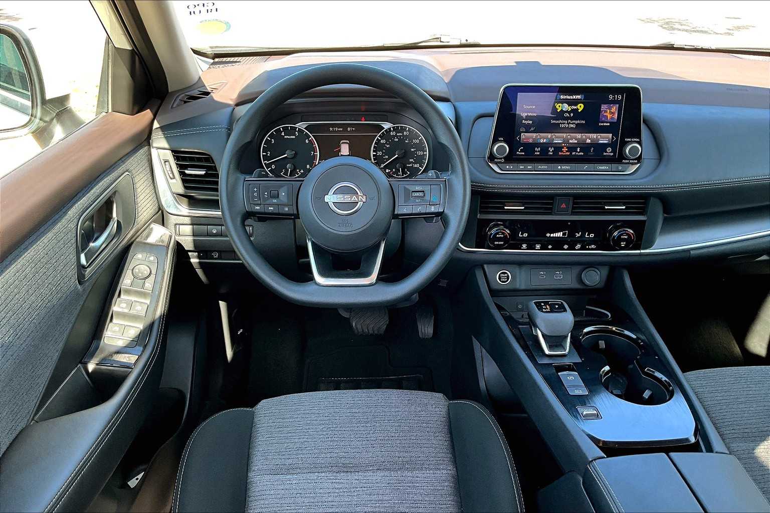 2023 Nissan Rogue SV photo 3