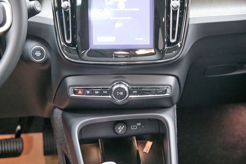 2025 VOLVO XC40 - Image 21