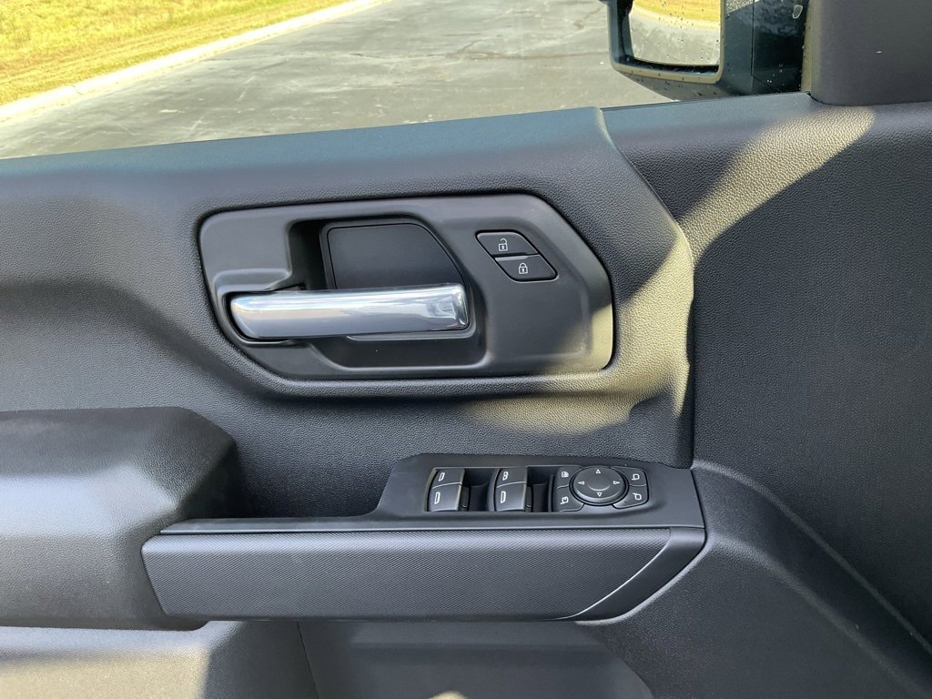 2025 Chevrolet Silverado 2500HD Custom photo 8