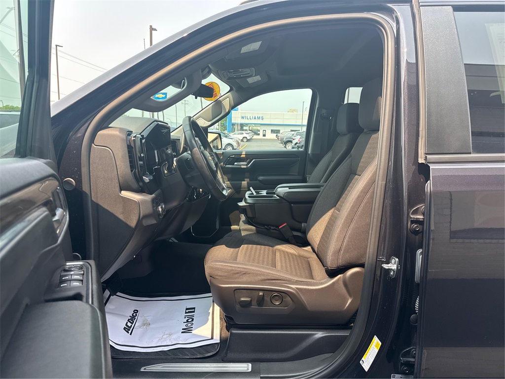 2024 Chevrolet Silverado 1500 LT photo 2