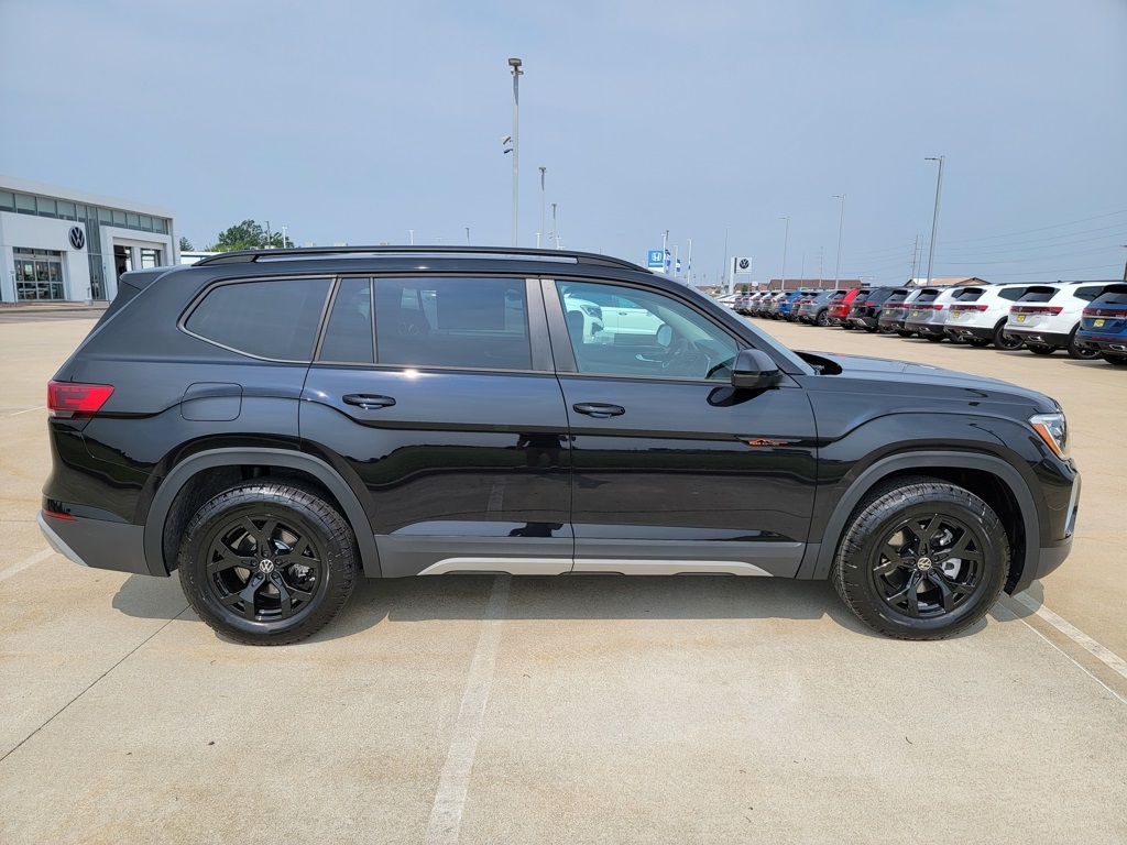 2025 Volkswagen Atlas Peak Edition SE photo 4
