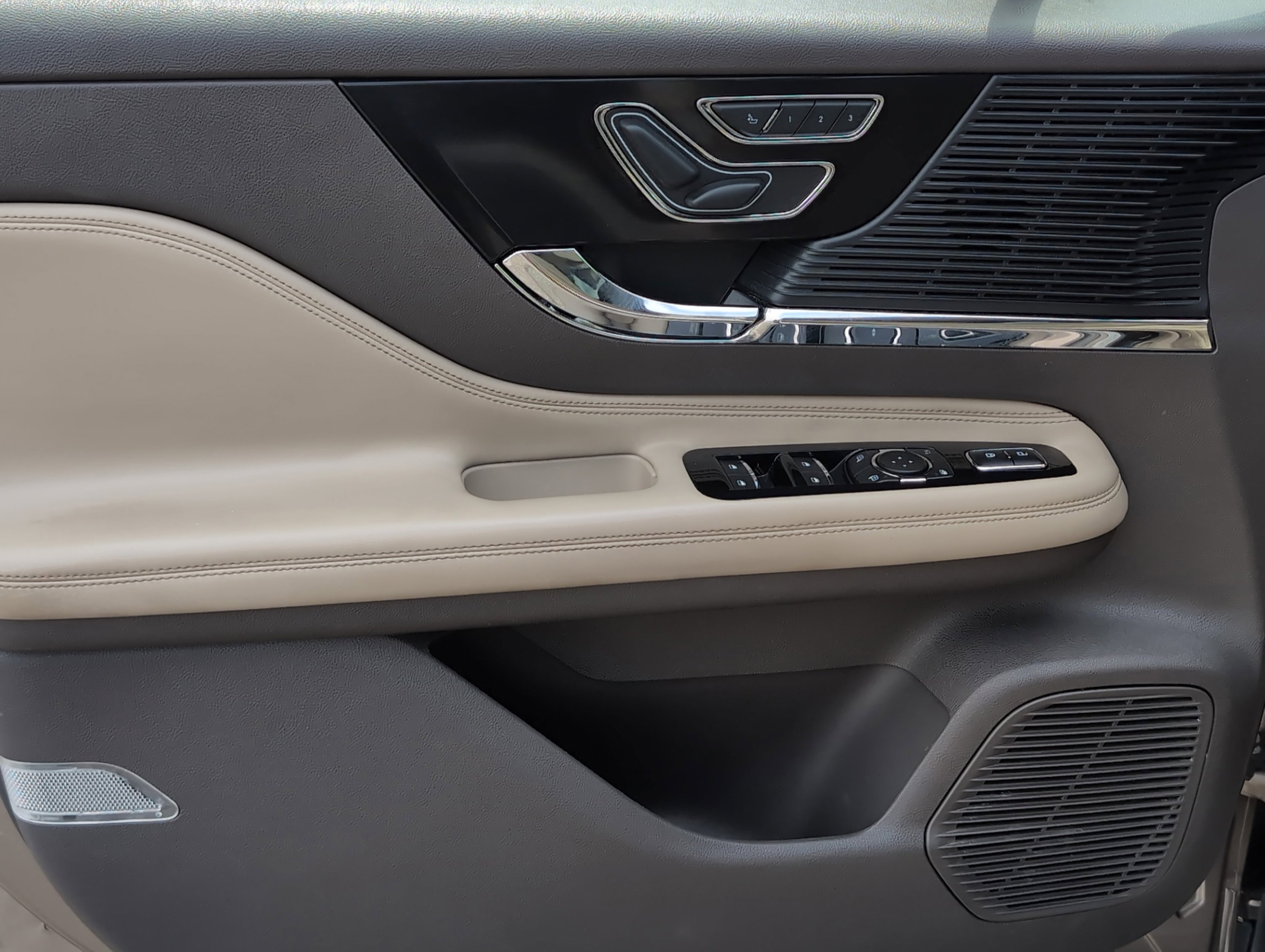 2020 Lincoln Corsair Standard photo 12