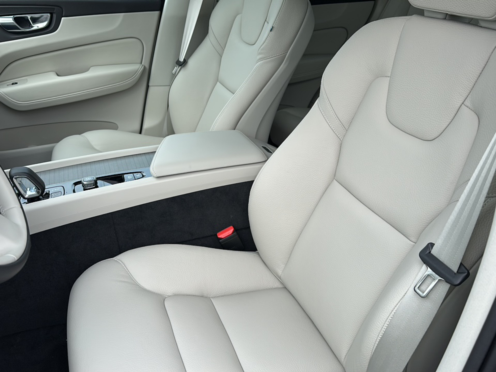 2024 Volvo XC60 Recharge Hybrid T8 Plus photo 6