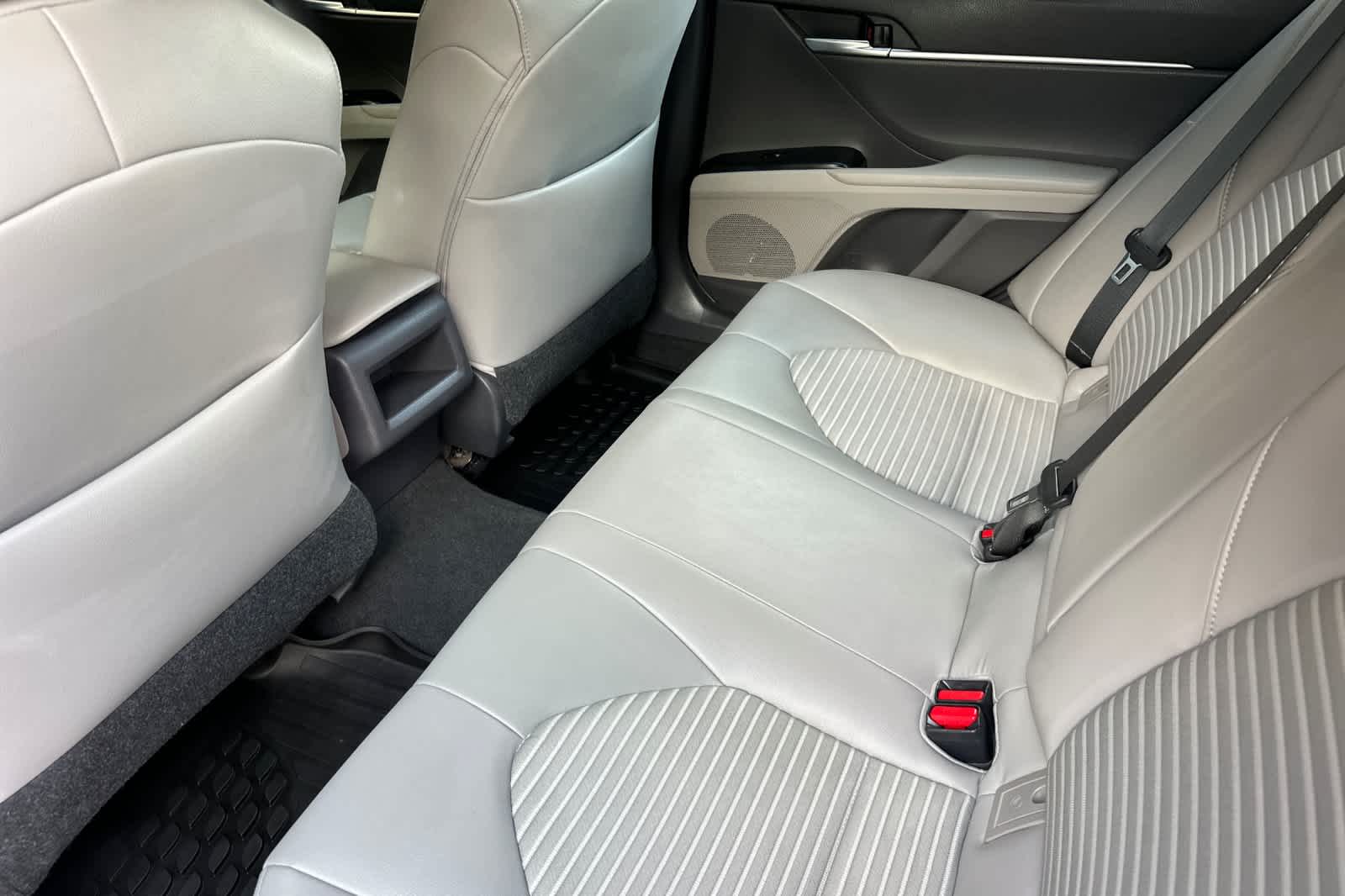 2019 Toyota Camry SE photo 4