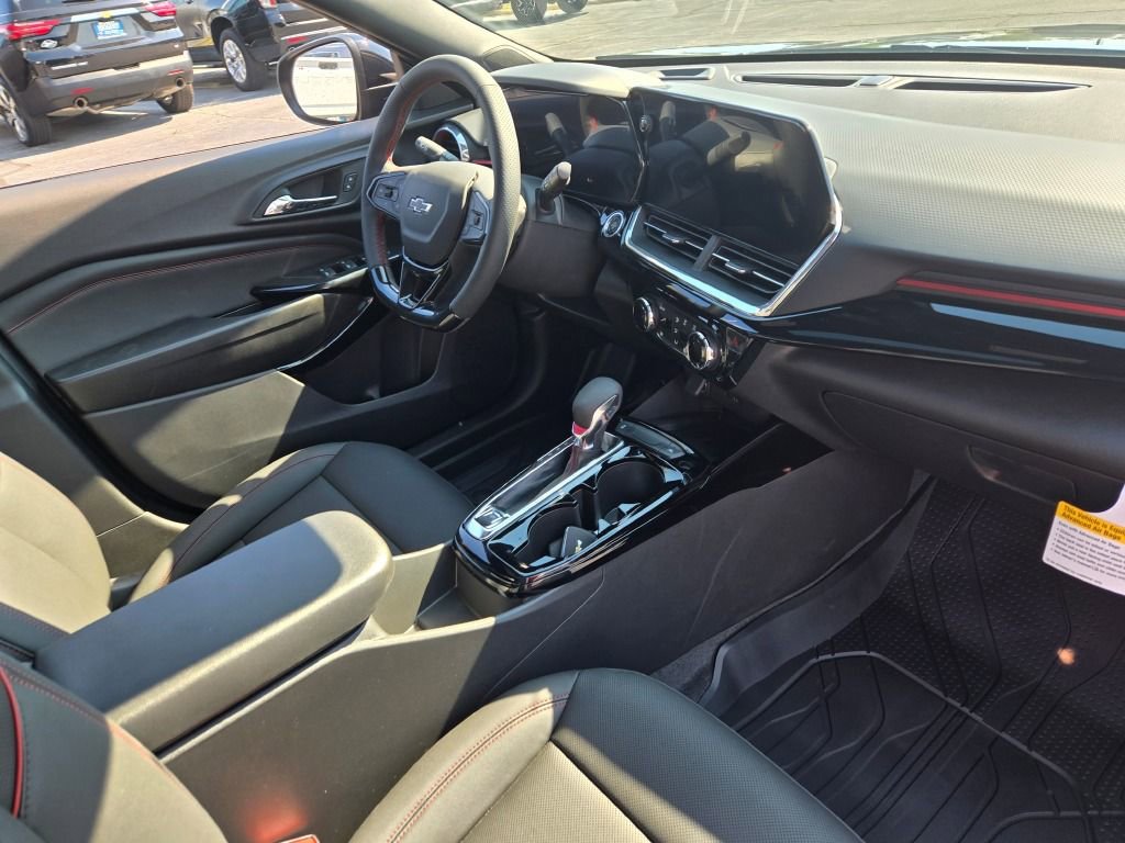 2025 Chevrolet Trax photo 2