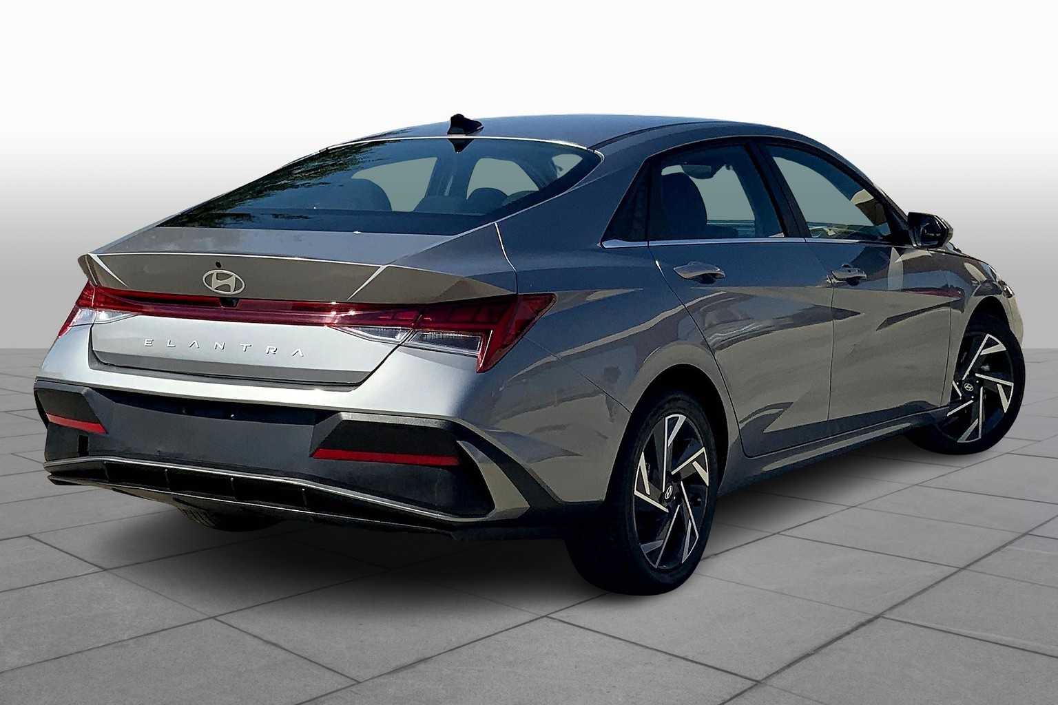 2025 Hyundai Elantra SEL Convenience photo 11