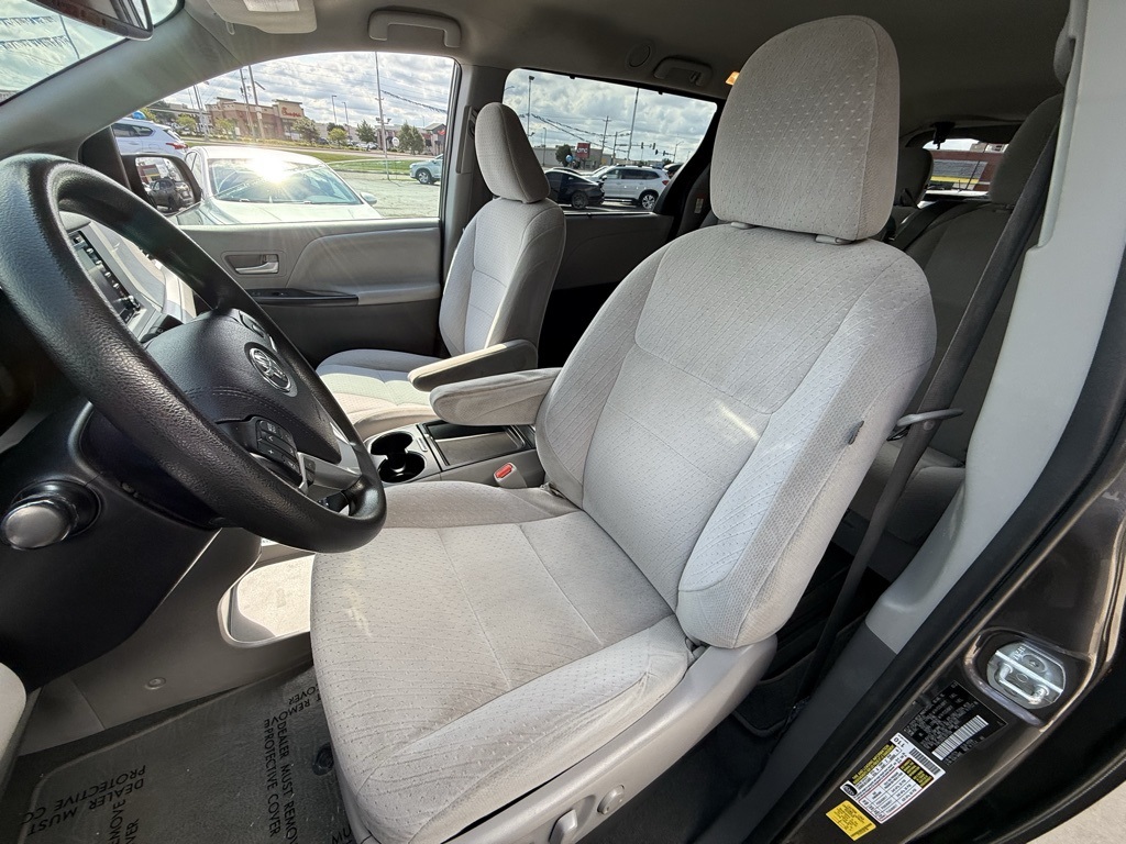 2020 Toyota Sienna LE photo 9