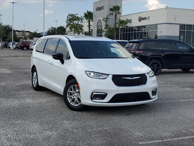 2026 Chrysler Pacifica Select's photo