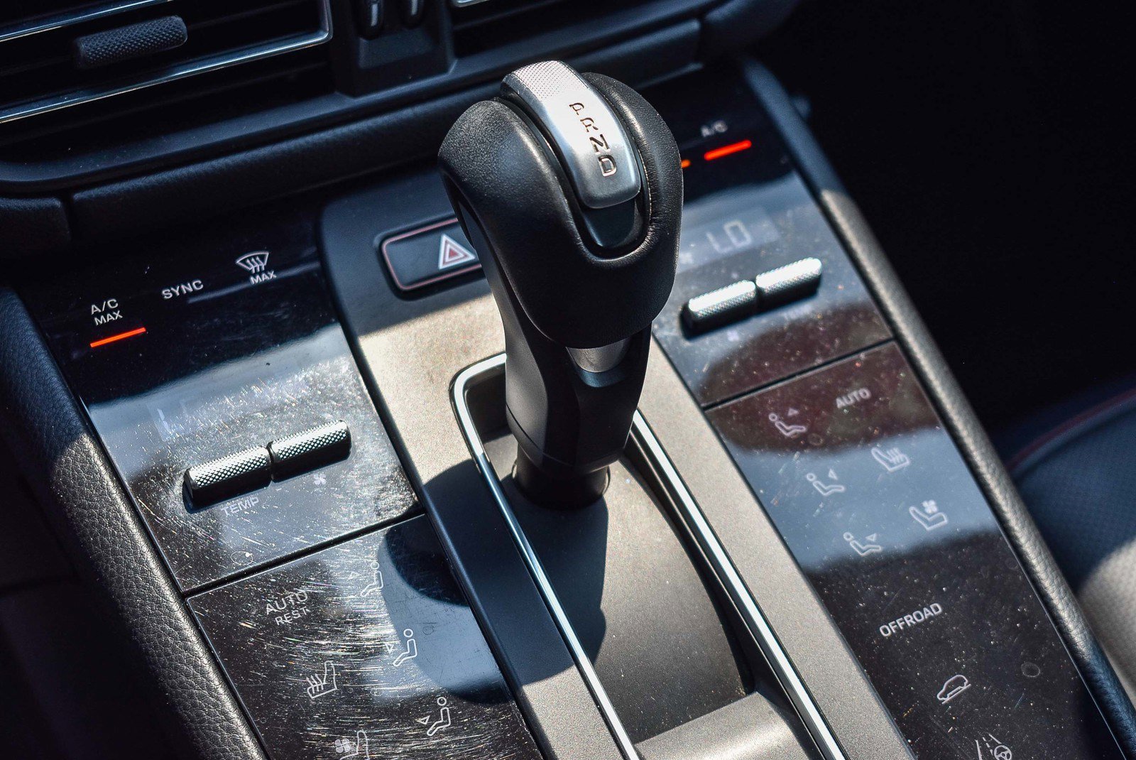 2022 Porsche Macan Base photo 18