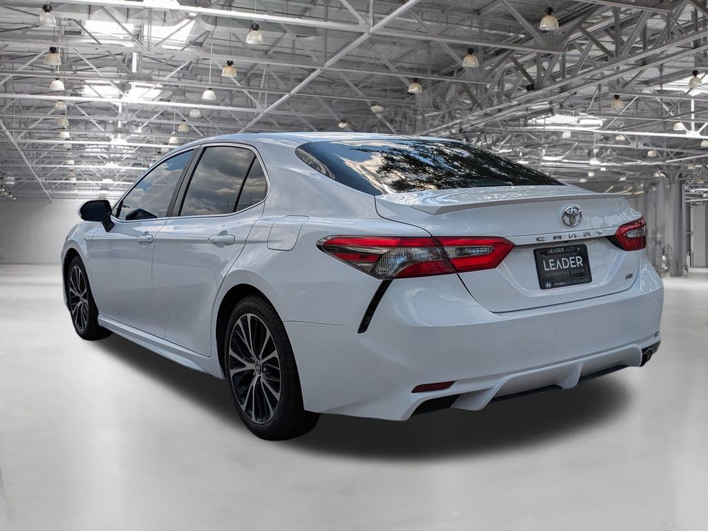 2018 Toyota Camry SE photo 7