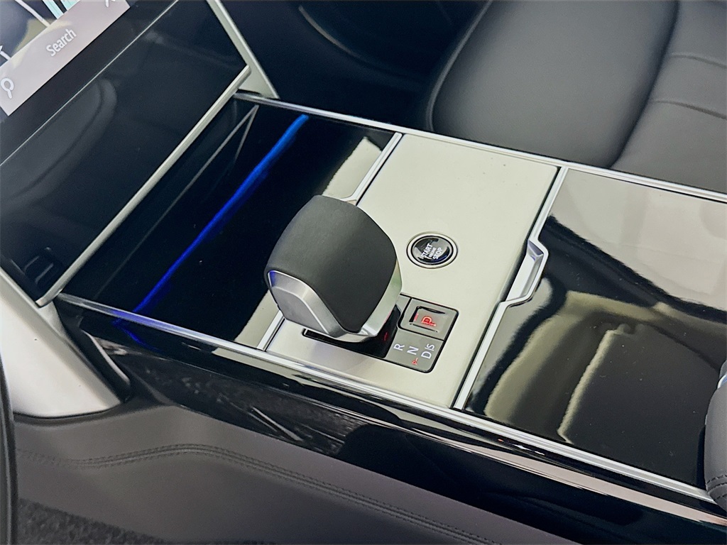2025 Land Rover Range Rover SE photo 13