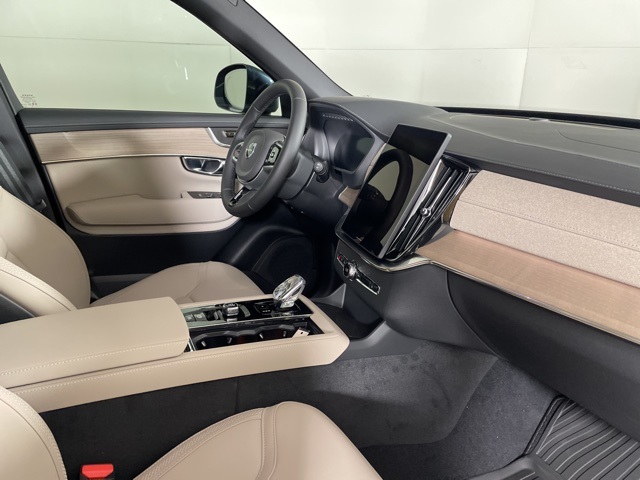 2025 Volvo XC90 Core photo 13
