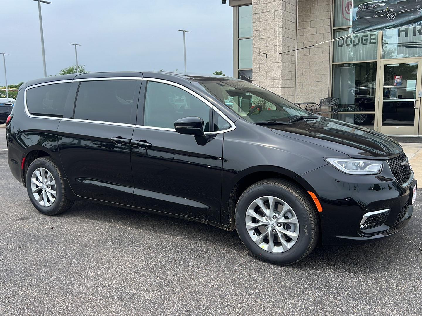 2025 Chrysler Pacifica photo 2
