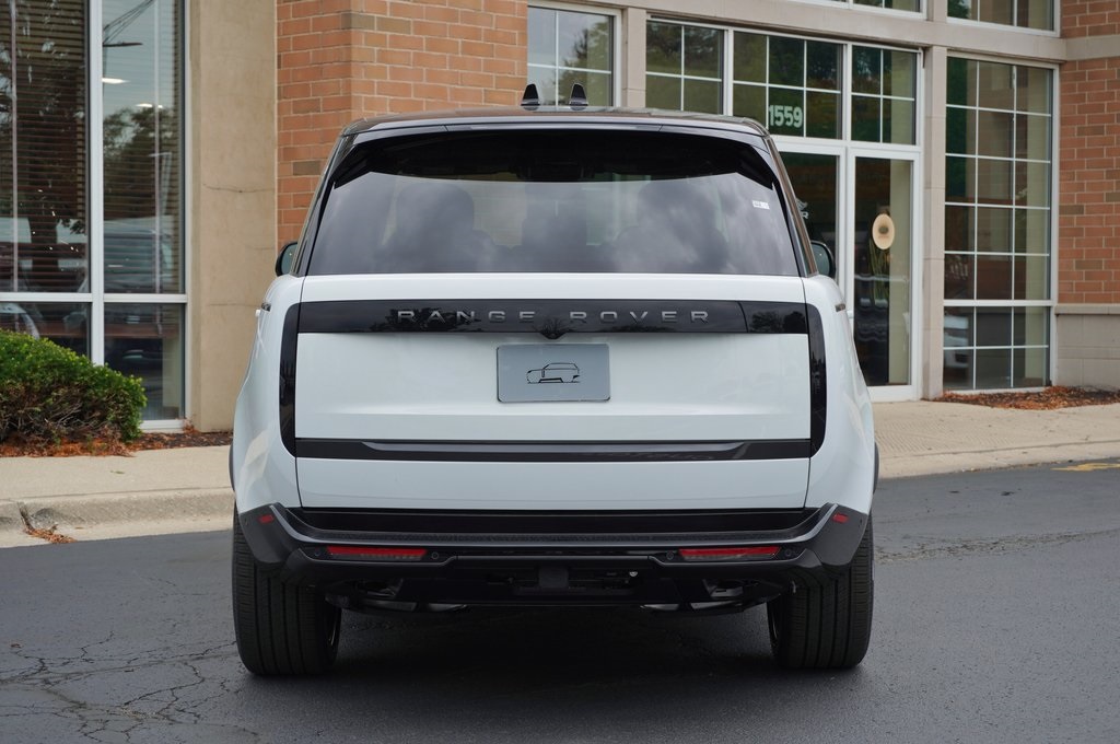 2025 Land Rover Range Rover SE photo 3