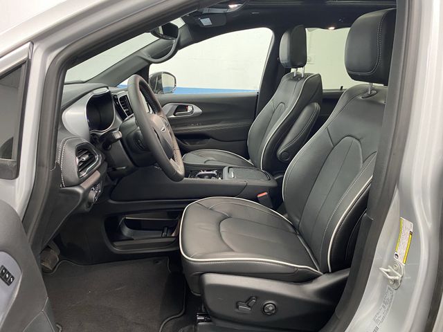 2026 Chrysler Pacifica Limited photo 4
