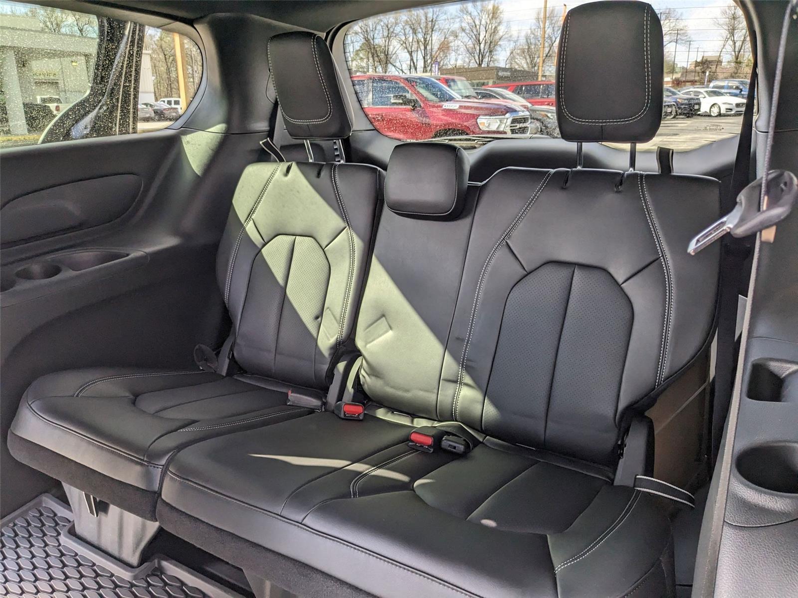 2025 Chrysler Voyager LX photo 16