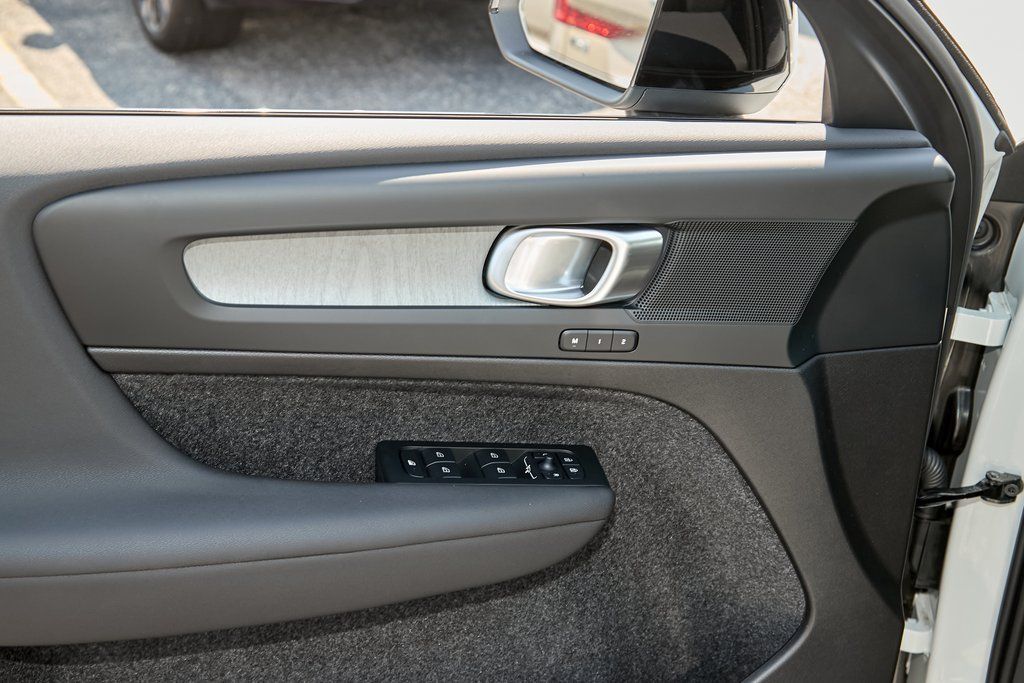 2026 VOLVO XC40 - Image 8