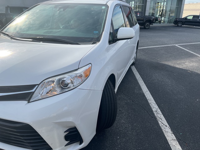 2019 Toyota Sienna LE's photo