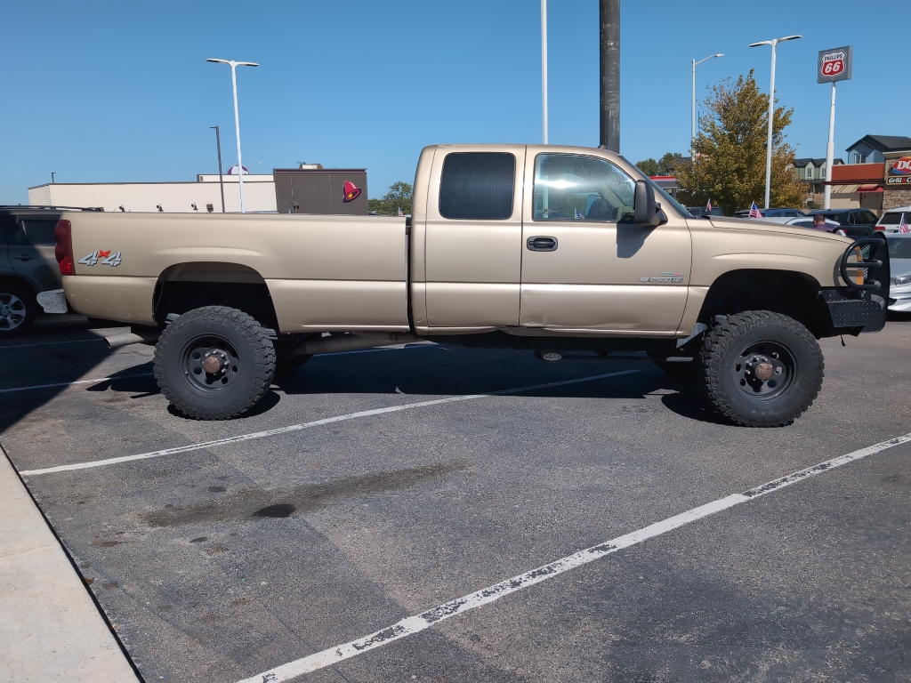 2004 Chevrolet Silverado 2500HD LS photo 4