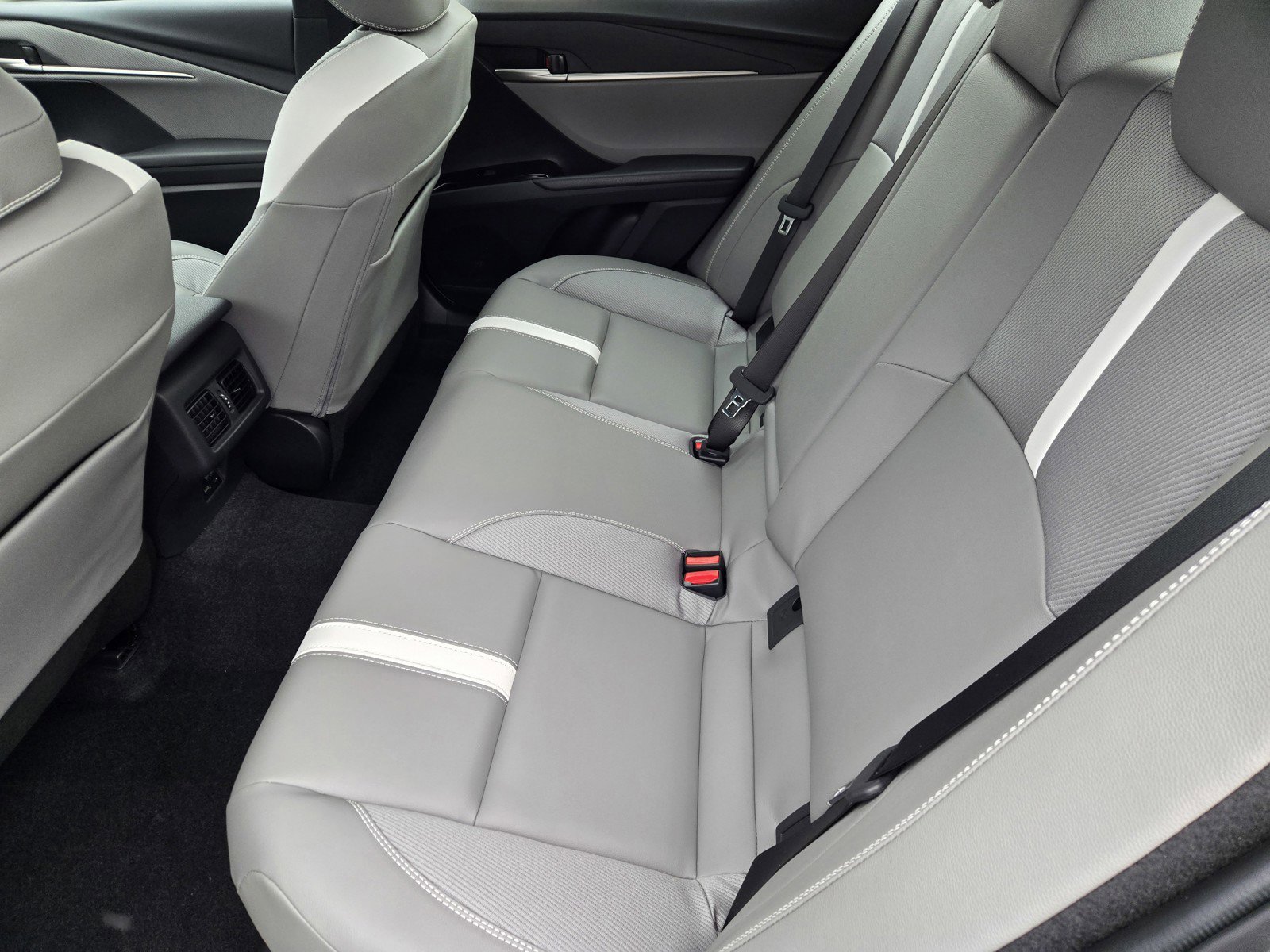 2026 Toyota Camry SE photo 4