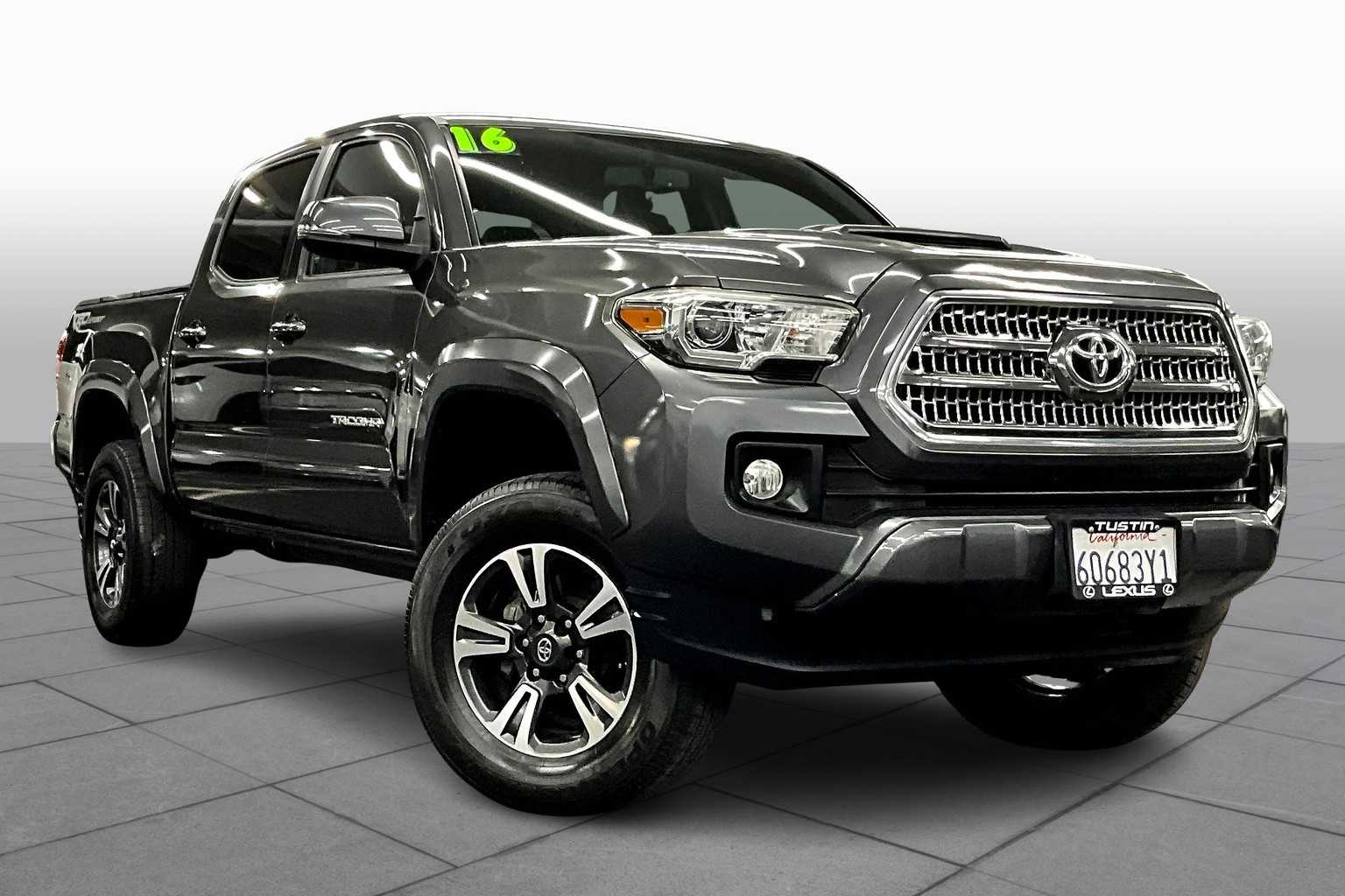 2016 Toyota Tacoma TRD Sport photo 2