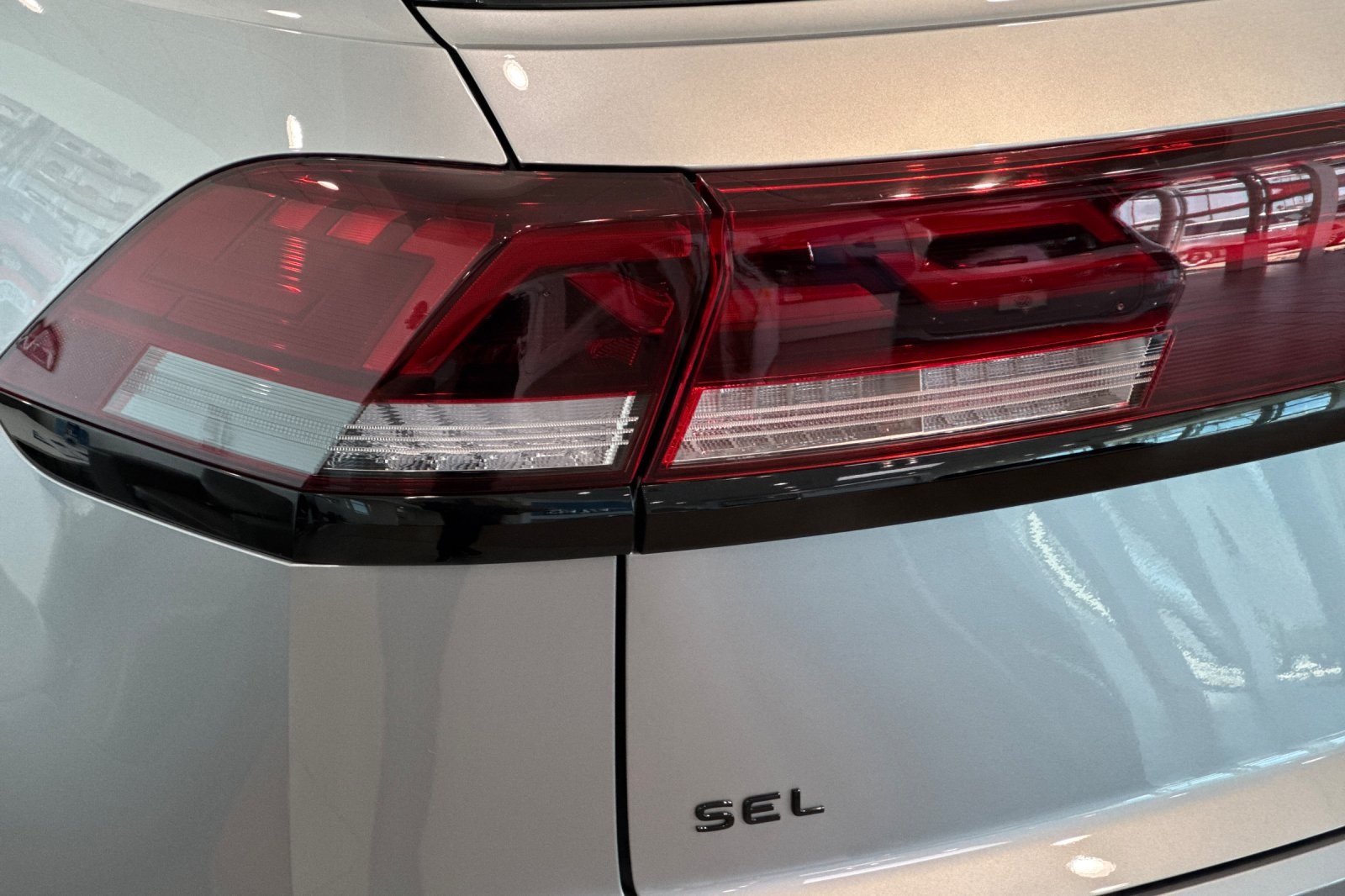 2025 Volkswagen Atlas Cross Sport SEL R-Line photo 5