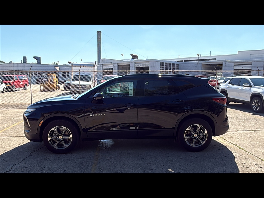 2025 Chevrolet Blazer 2LT photo 2