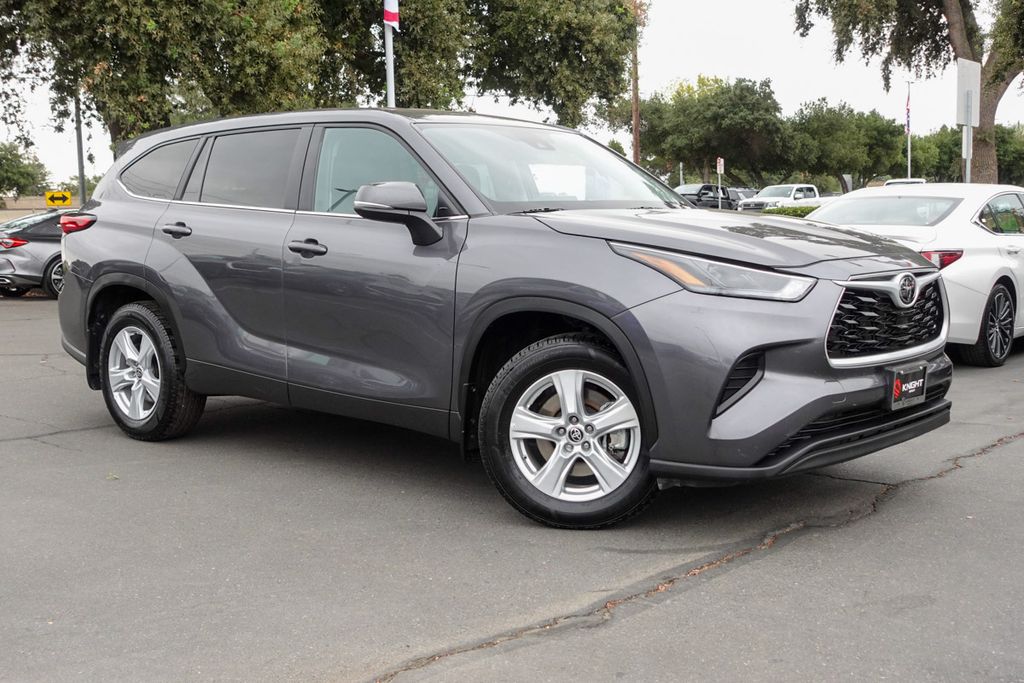 2023 Toyota Highlander L photo 3