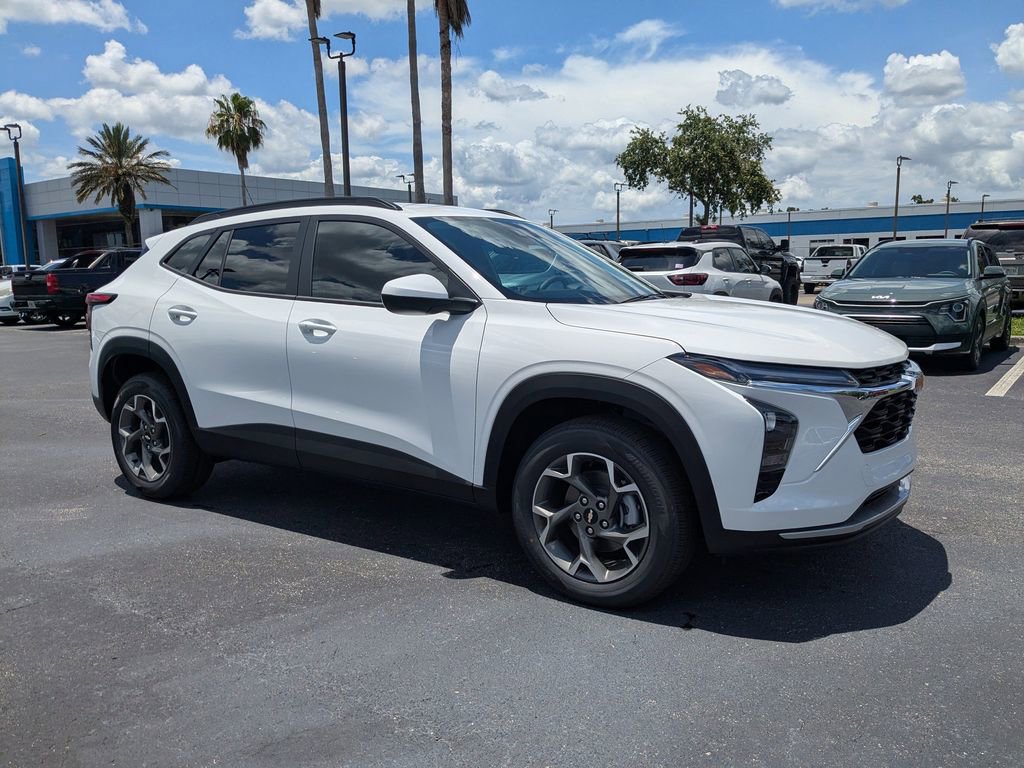2025 Chevrolet Trax LT photo 2