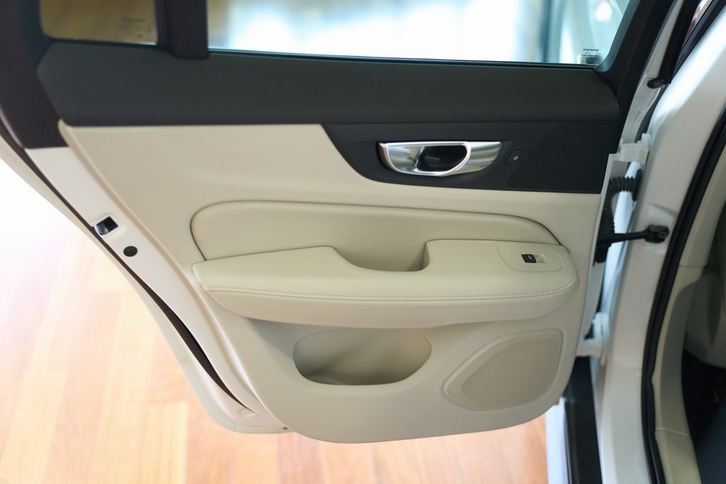 2025 VOLVO V60CC - Image 13