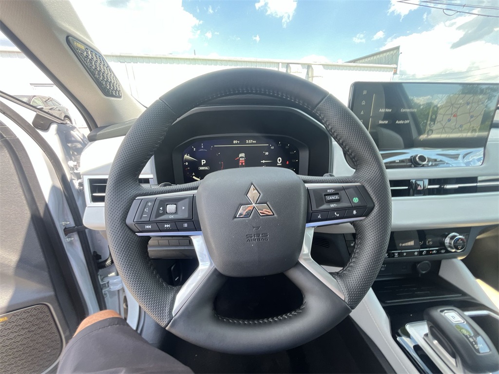 2025 Mitsubishi Outlander SE photo 13