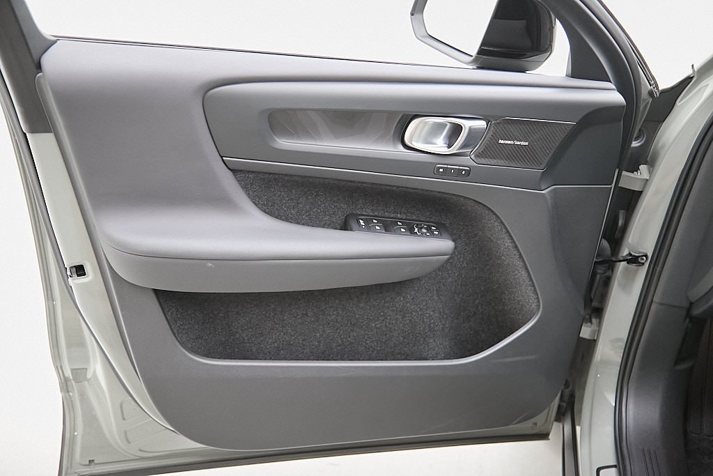 2023 VOLVO C40 - Image 9